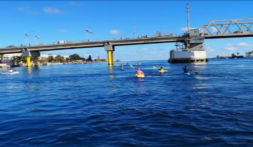 Bizerte : les habitants recourent aux bateaux pour traverser le canal ' la ralit sur cette photo